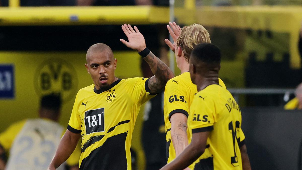 Malen scores after cancelled substitution for Dortmund to start Bundesliga with win over Cologne