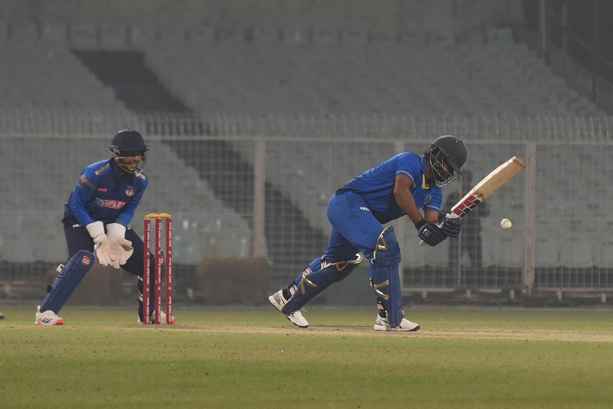 As 26 bolas 43 de Tanmay Agarwal foram cruciais na vitória de três postigos de Hyderabad. 