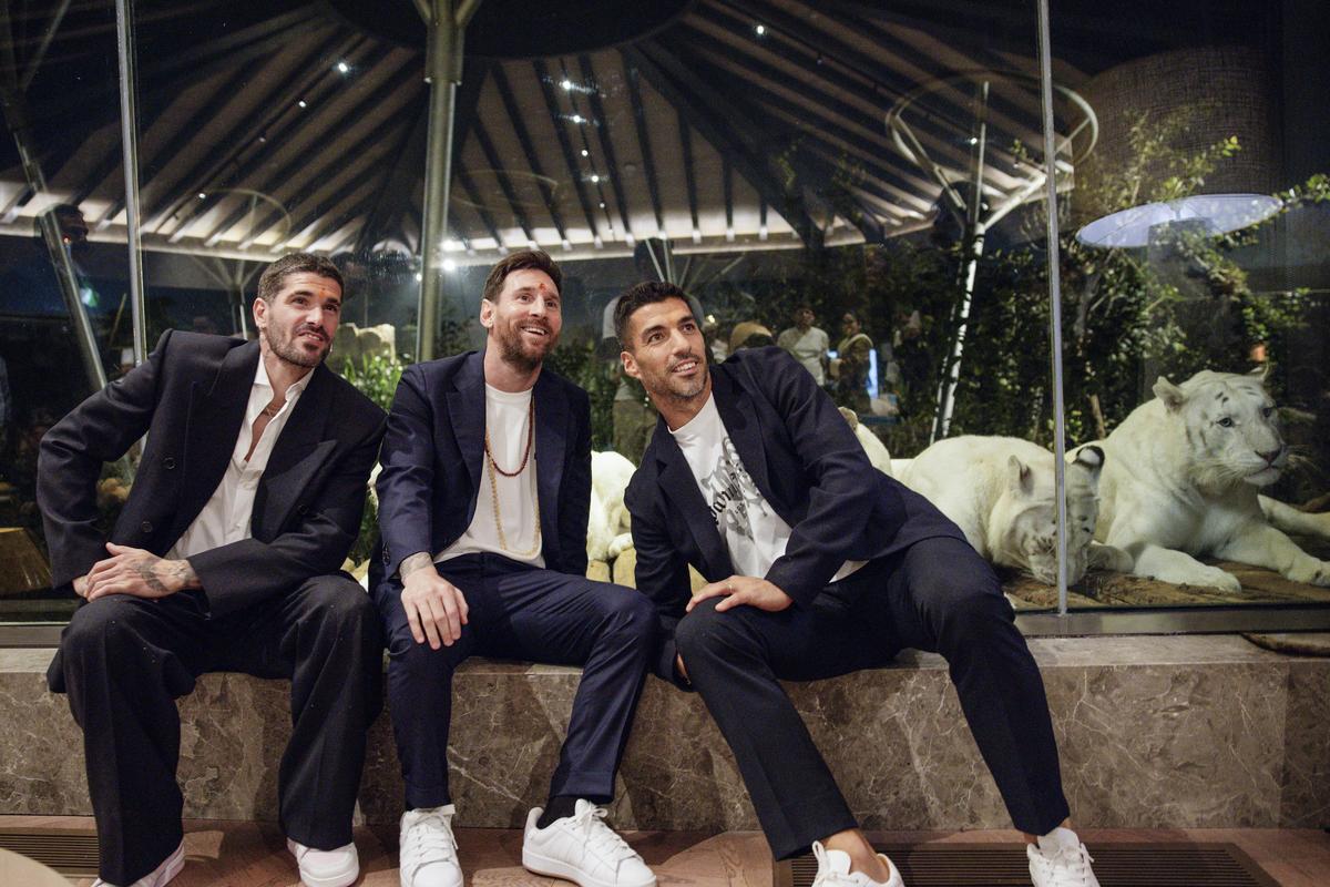 Lionel Messi, Rodrigo De Paul e Luis Suarez posam com tigres brancos durante uma visita ao Vantara, um centro de resgate, reabilitação e conservação de vida selvagem, em Jamnagar.