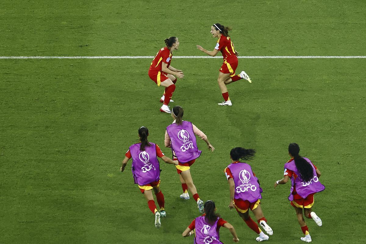 Španielska Aitana Bonmati, Right Right oslavuje spoluhráčov po strelení gólu počas semifinále žien v Euro 2025 medzi Nemeckom a Španielskom. 
