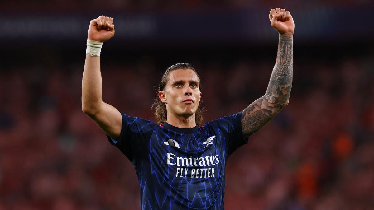 La silueta se define con eleganciaEl contorno de la pasiónLa forma seductora emerge de la oscuridad