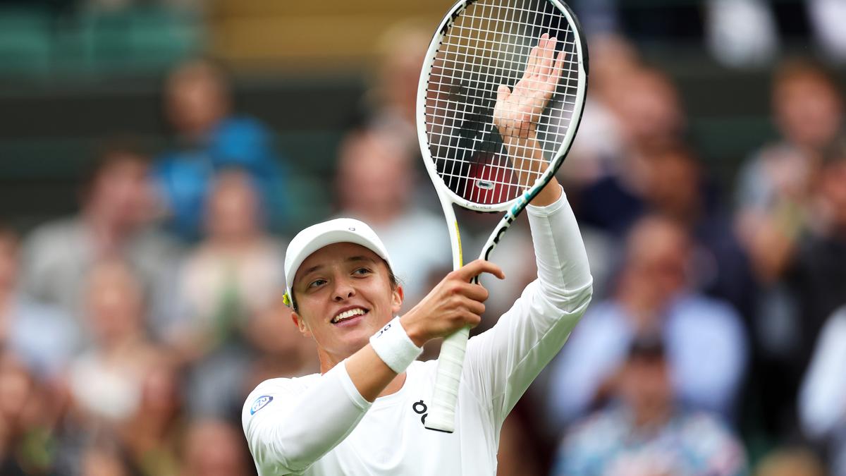 Wimbledon 2023: Swiatek breezes past Zhu to reach second round