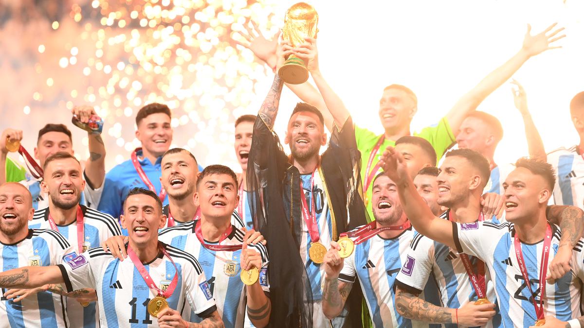 Kerala CM gifted Argentina jersey for Malayalis' support to Messi's team at  Qatar World Cup