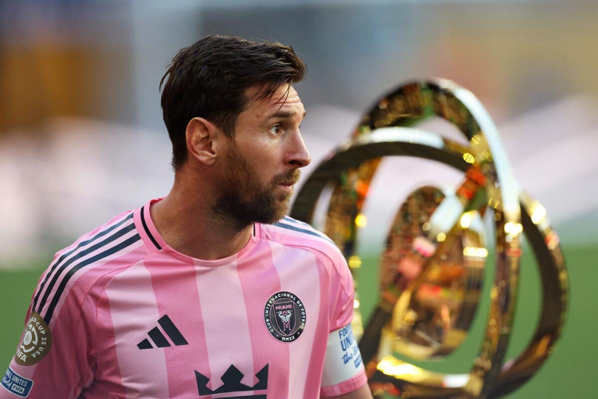 Keby iba Messi mohol byť korunovaný za veľkú noc Infantino v okamihu mágie.