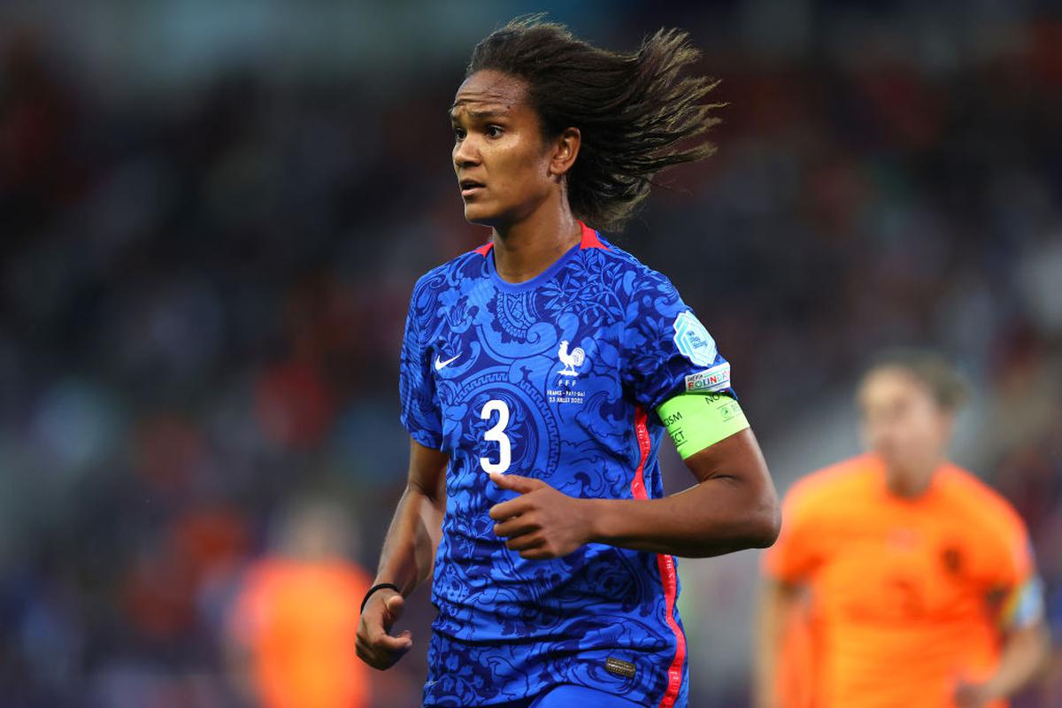 Football: Soccer-Renard focusing on team spirit, says France