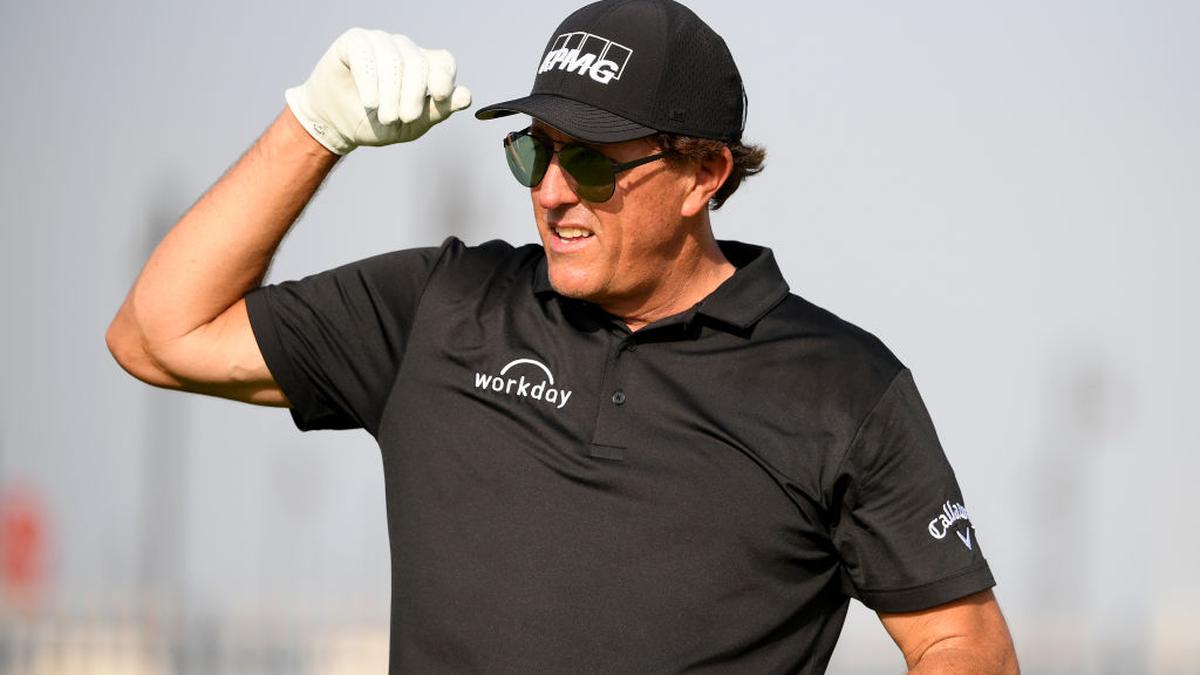 Phil Mickelson turns back clock, shares lead with Louis Oosthuizen at PGA Championship