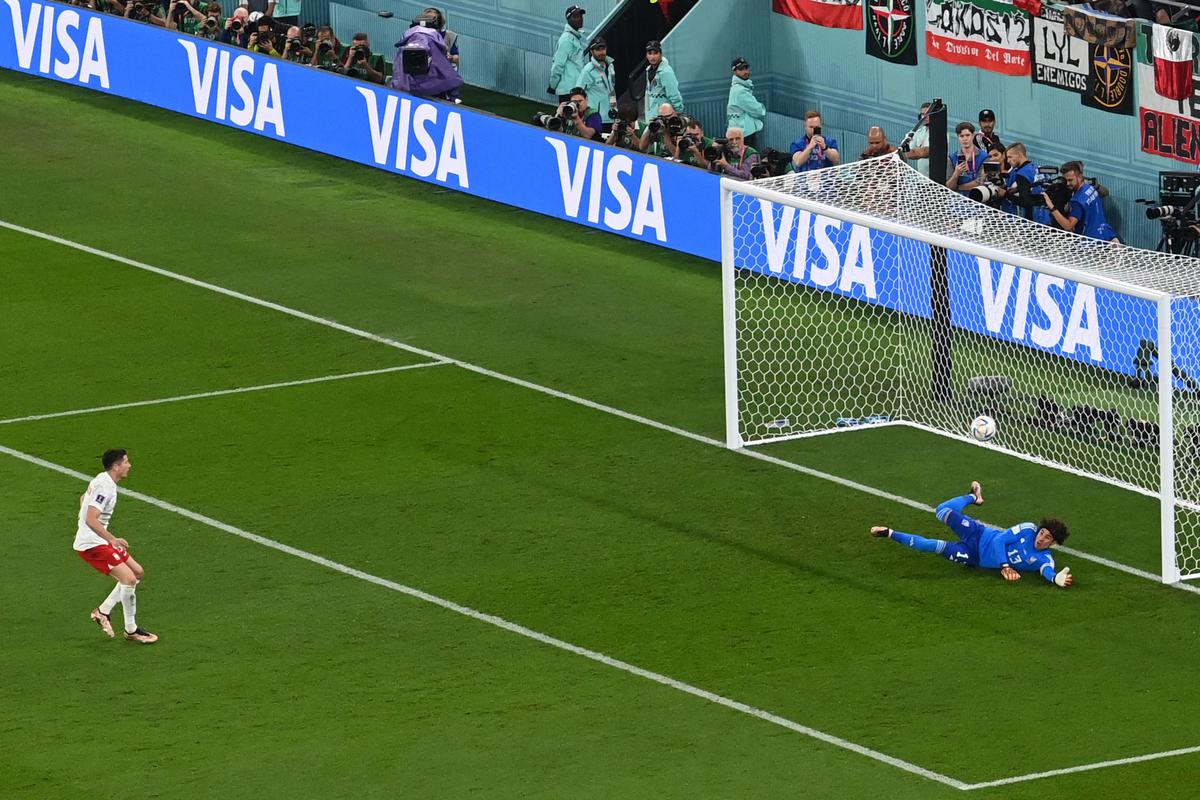 Guillermo Ochoa saves Lewandowski penalty in Mexico vs Poland, shines again on FIFA World Cup stage - Sportstar