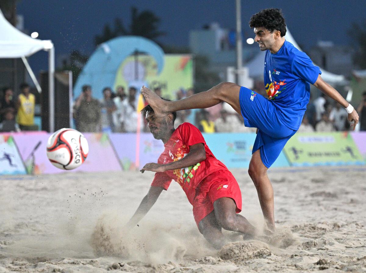 ENAS KP (Jersey No. 8) do time de futebol de praia masculino em Kerala nos Jogos de Praia de Khelo Índia 2025, Beach Ghoghla, Ilha Diu.
