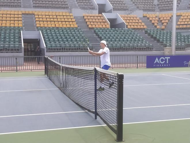 Leo Borg practising before the Chennai Open Challenger.