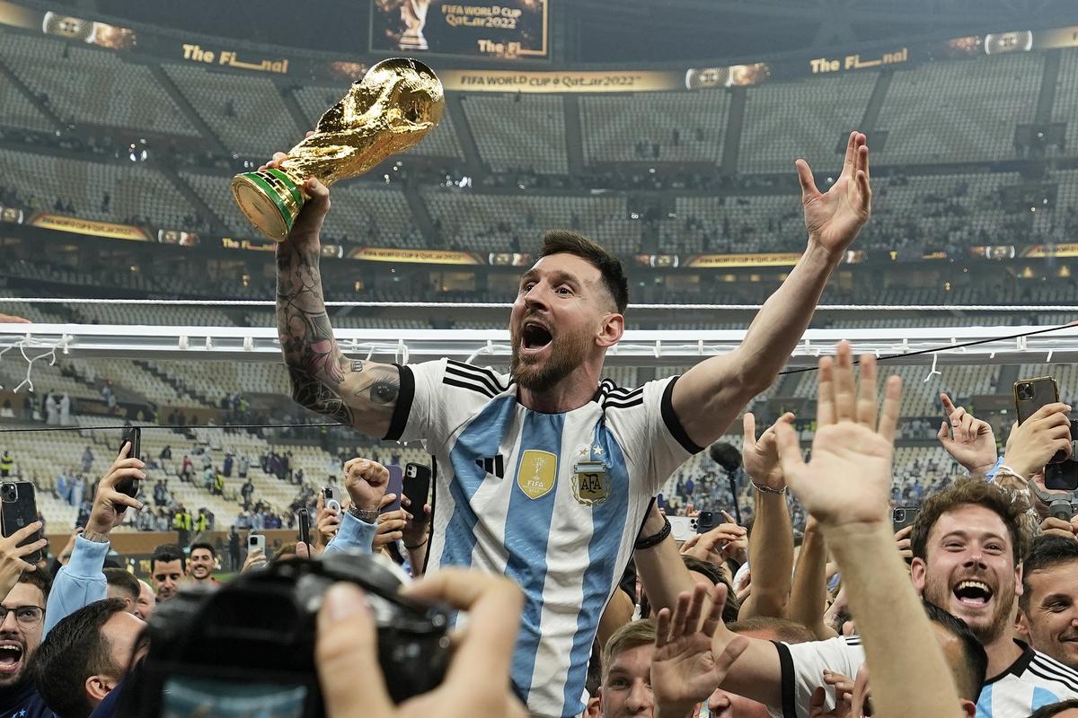 File - Lionel Messi z Argentíny oslavuje trofej pred fanúšikmi po tom, čo vyhral posledný zápas majstrovstiev sveta medzi Argentínou a Francúzskom na štadióne Lusail. 