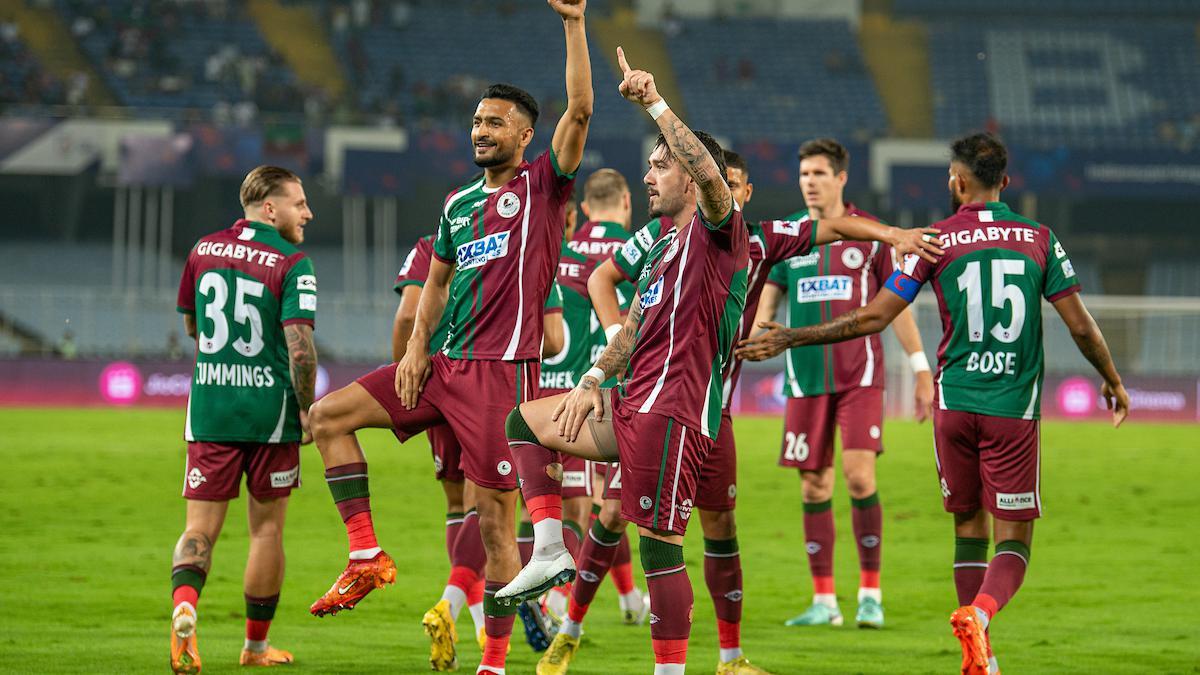 Dimitrios Petratos de Mohun Bagan Super Giants anota durante el partido de la Superliga India (ISL) 2023-24 contra Bengala Oriental en el estadio Vivekananda Yuba Bharati Krirangan en Calcuta. 