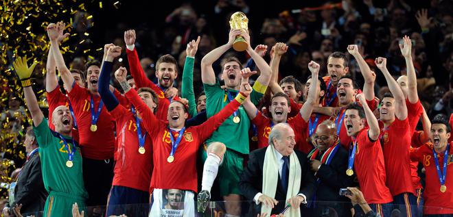 El portero español Iker Casillas sostiene el trofeo después de la final de la Copa del Mundo.