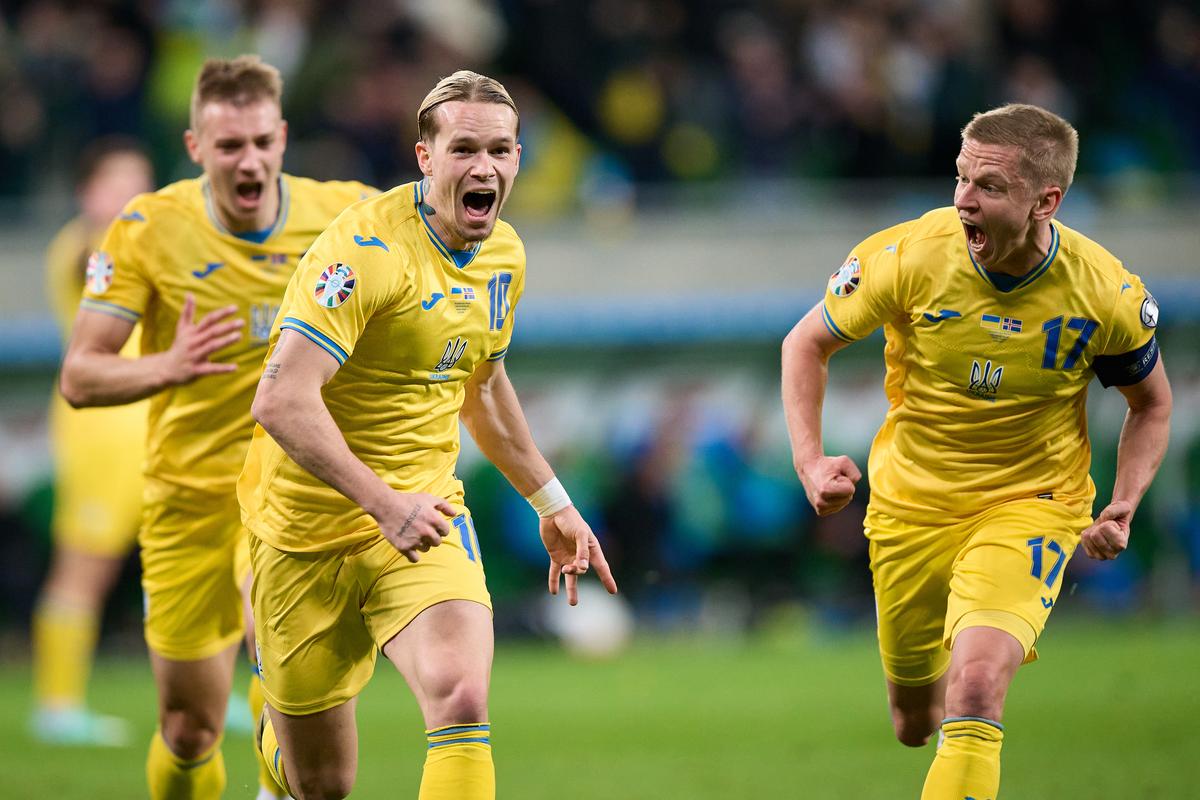 Notable players in the outfield are Arsenal’s Oleksandr Zinchenko (right), controlling the game as the central defensive midfielder, and Chelsea winger Mykhailo Mudryk (left) running down the left flank.