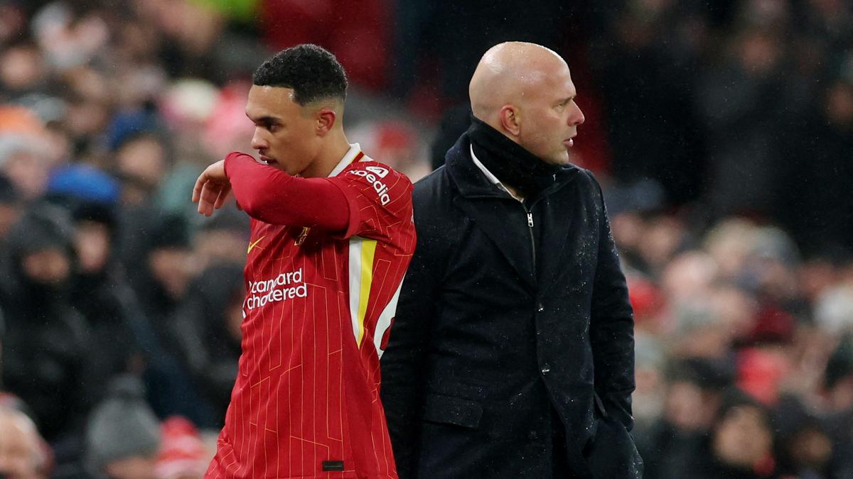 Premier League 2024-25: Liverpool boss Slot defends Alexander-Arnold after poor outing against Manchester United