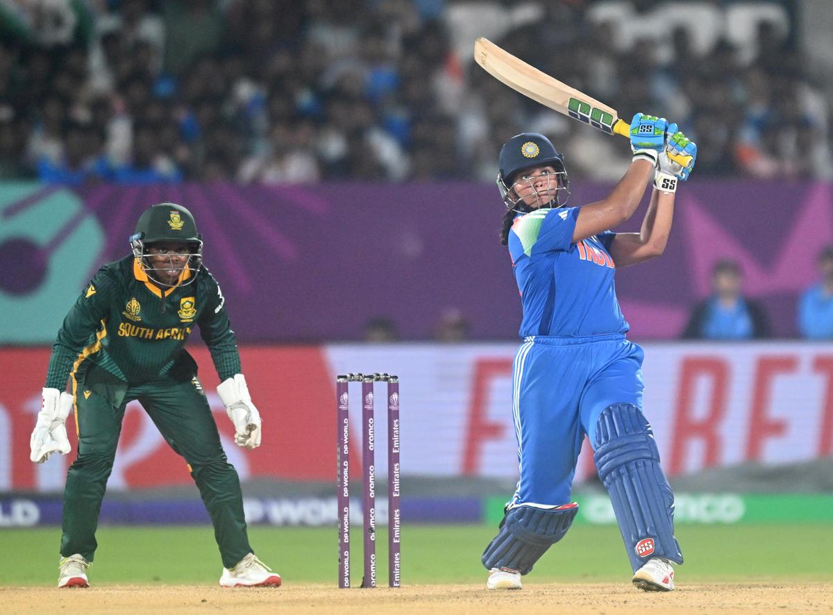 O 94 de 77 bolas de Richa Ghosh contra a África do Sul na fase da liga é a pontuação mais alta de um rebatedor nº 8 no ODIs feminino. 