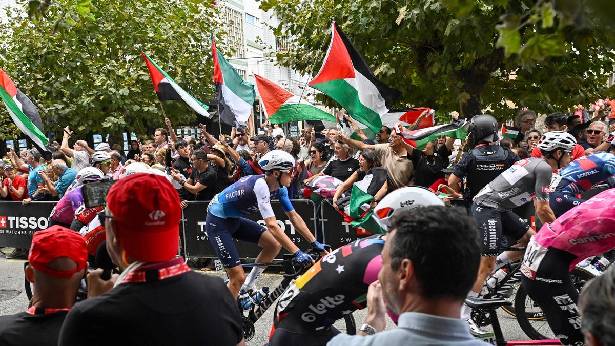 Spanish minister says Israeli cycling team should be expelled from Vuelta after protest
