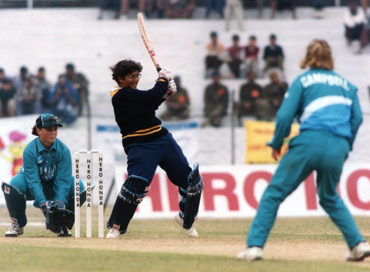 FOTO DO ARQUIVO: Purnima Rau puxa Catherine Campbell da Nova Zelândia em 1997.