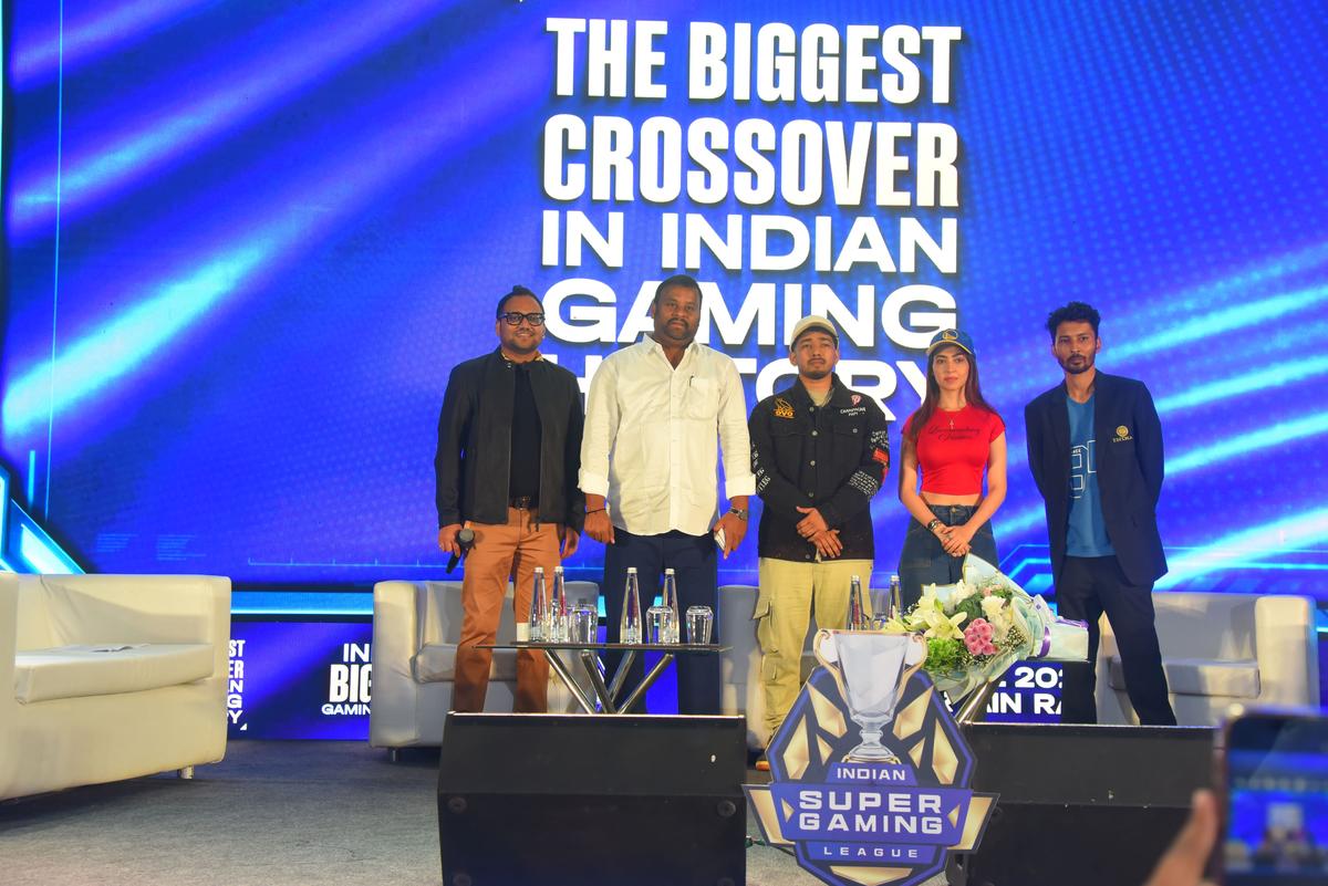 (Da esquerda para a direita) Cofundador do ISGL Gautam Badalia, Ministro dos Transportes, Juventude e Esportes, Governo de Andhra Pradesh, Mandipalli Ramprasad Reddy, streamers de esportes Tanmay Singh e Kaashvi Hiranandani e cofundador Santanu Basu, no lançamento da Indian Super Gaming League.