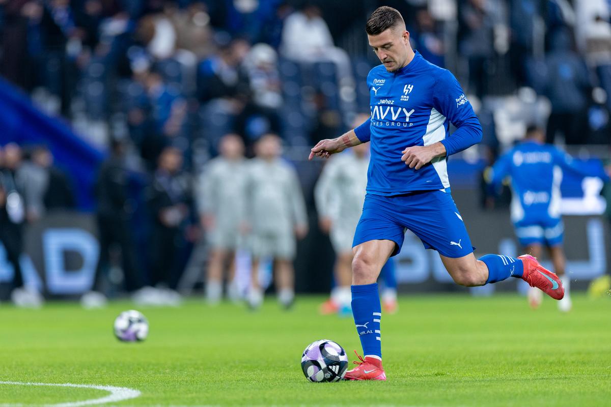 Sergei Sergey Bilininkinovich está calentando el FC en la liga del FC que comienza entre saudí, y Al Riud en el reino.