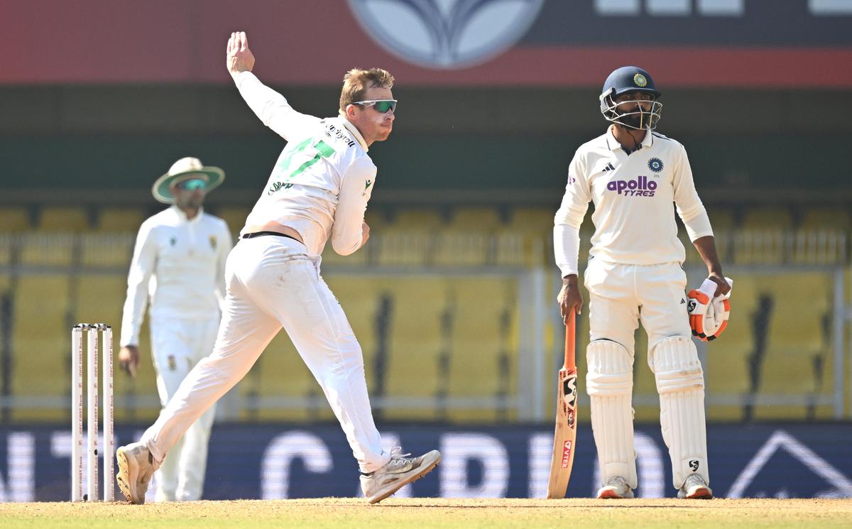 Os fiandeiros Proteas, liderados pelo incontrolável Simon Harmer, superaram seus colegas indianos.