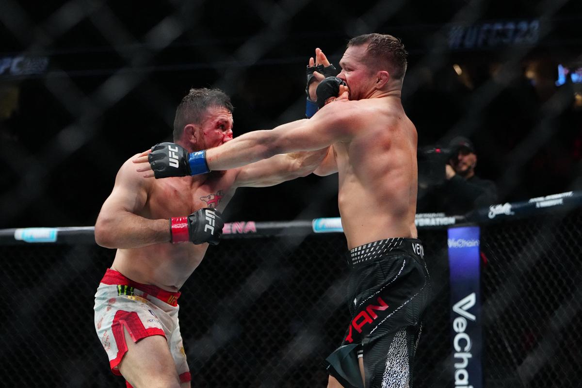 Yan (à direita) se vingou de sua última derrota quando Dvalishvili derrotou o jogador de 32 anos por decisão unânime no card do UFC Fight Night em 11 de março de 2023.