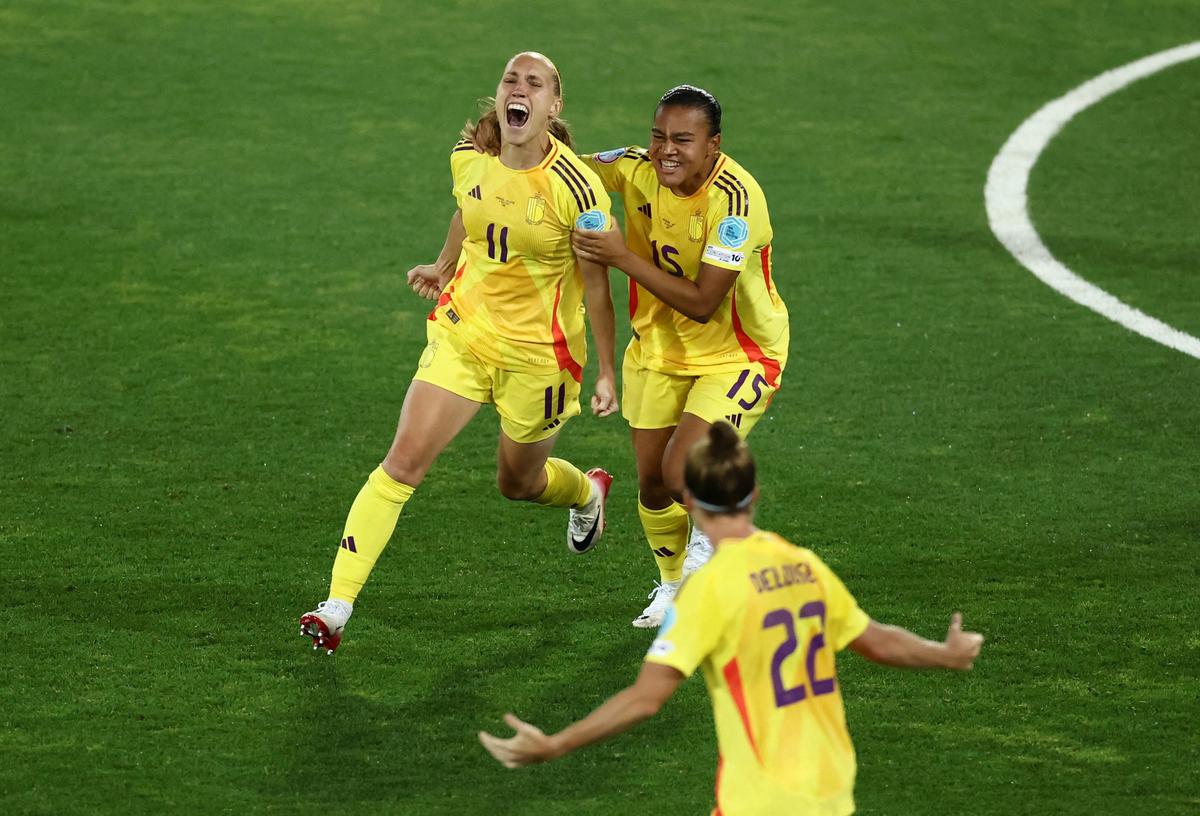 Belgicko Janice Cayman oslavuje skóre druhého gólu s Mariam Tolobou. 