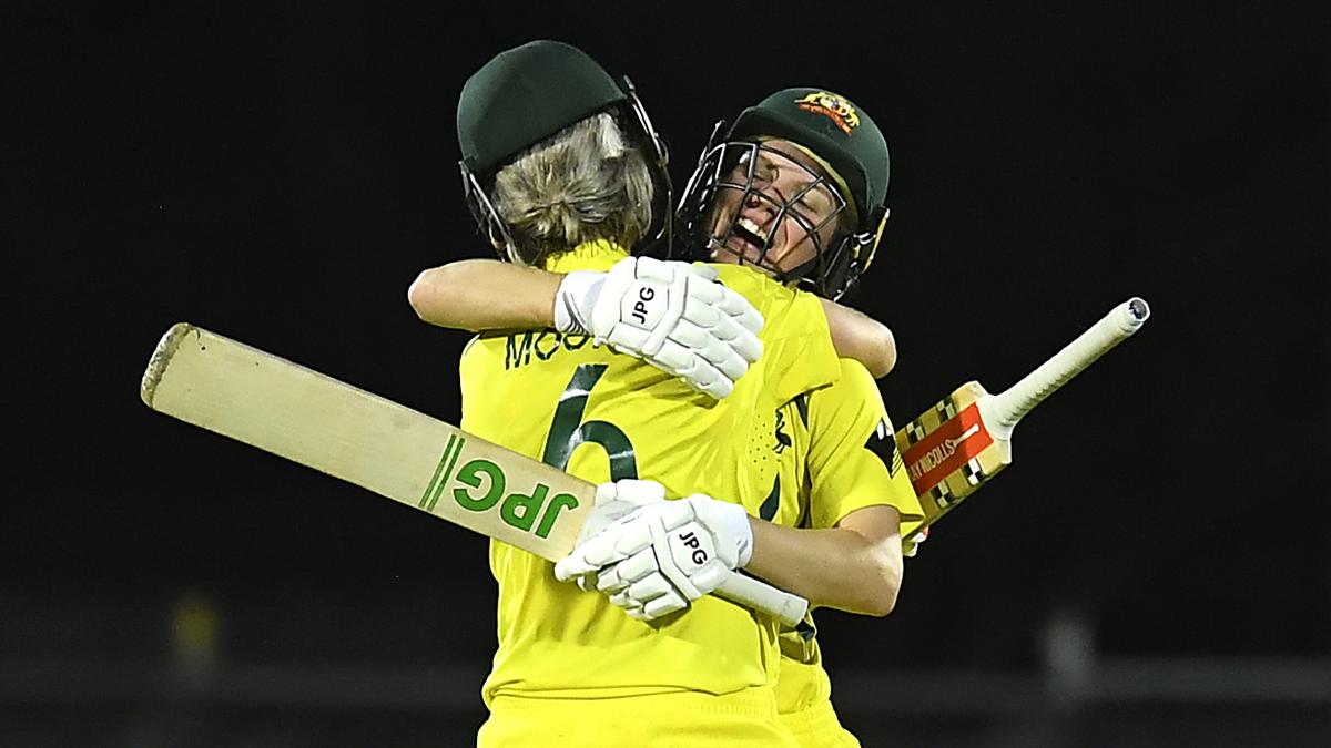 Australia beats India by five wickets in thrilling second ODI, extends unbeaten streak to 26 matches