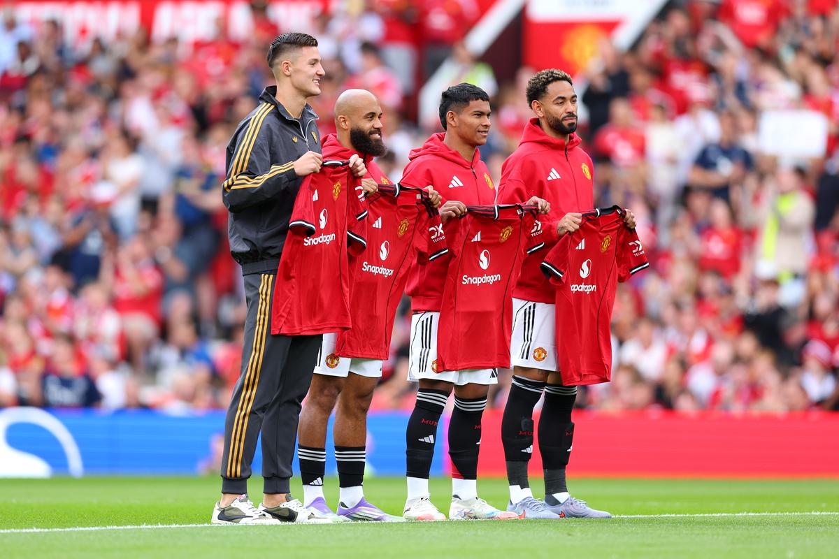 Nové podpisy Bryan Mbeumo, Benjamin Sesko, Diego Leon a Matheus Cunha z Manchesteru United predstavené pred sezónou priateľskou proti Fiorentine v Old Trafford.