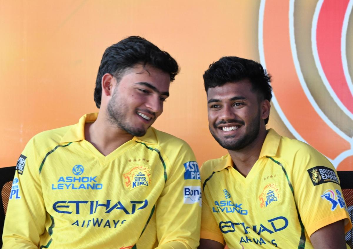 Prashant Veer (L) e Kartik Sharma (R) são os jogadores sem internacionalização mais caros da história do IPL.