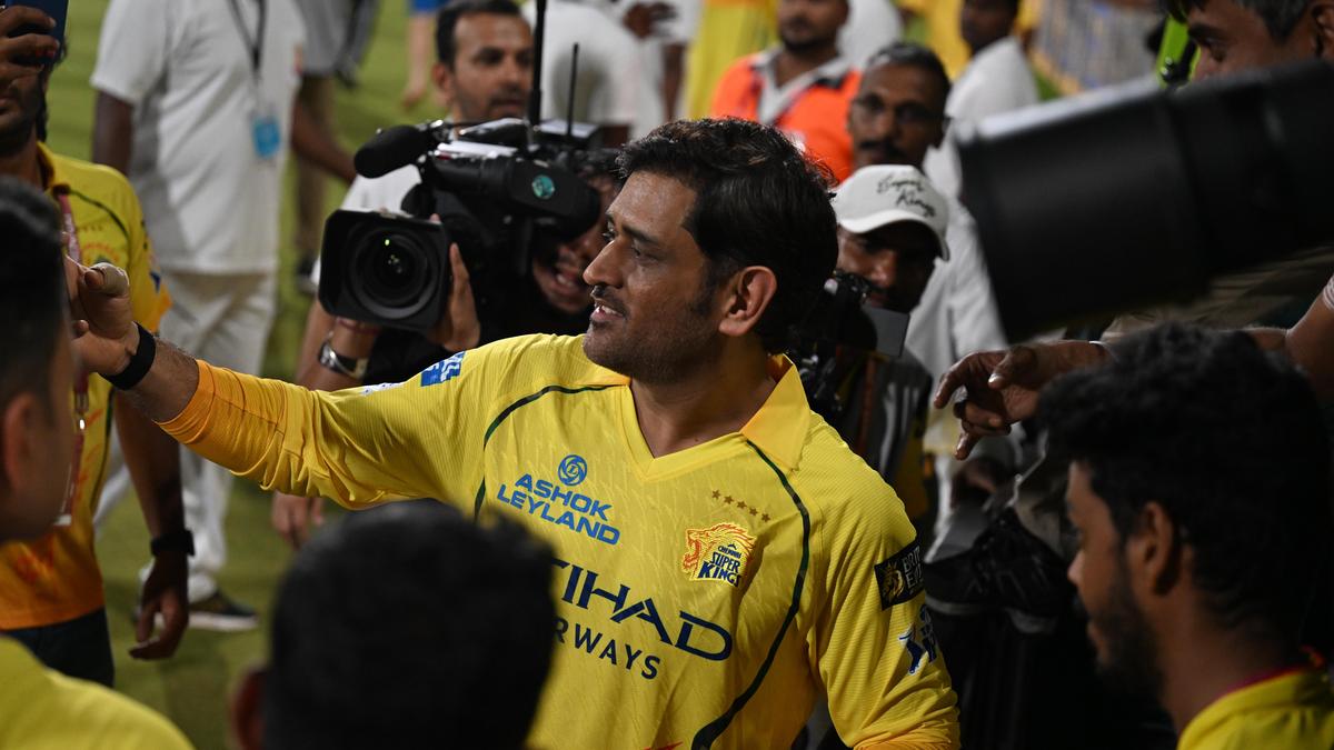 Hussey: Dhoni will join CSK squad if it makes IPL playoffs