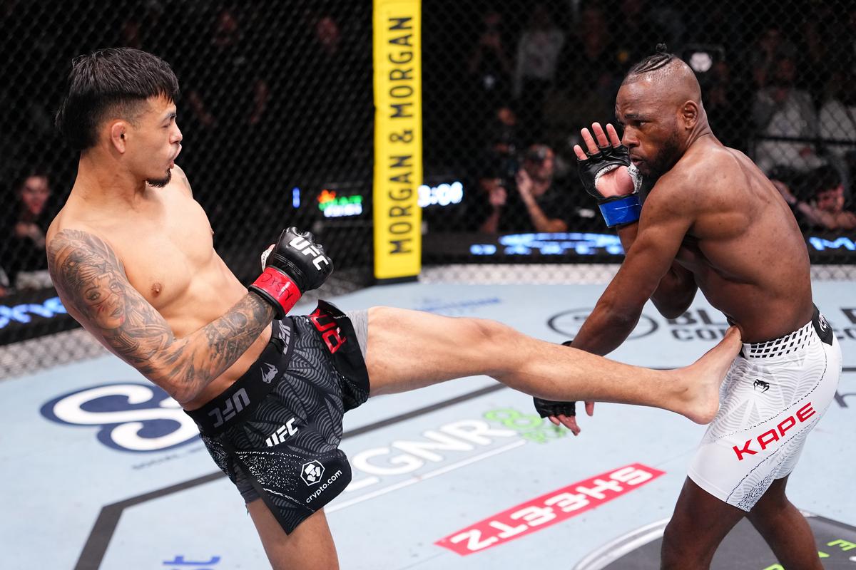 Trabalho rápido: Manel Kape (à direita) nocauteou o ex-desafiante ao título Brandon Royval (à esquerda) no terceiro minuto do primeiro round durante o confronto dos pesos mosca. 