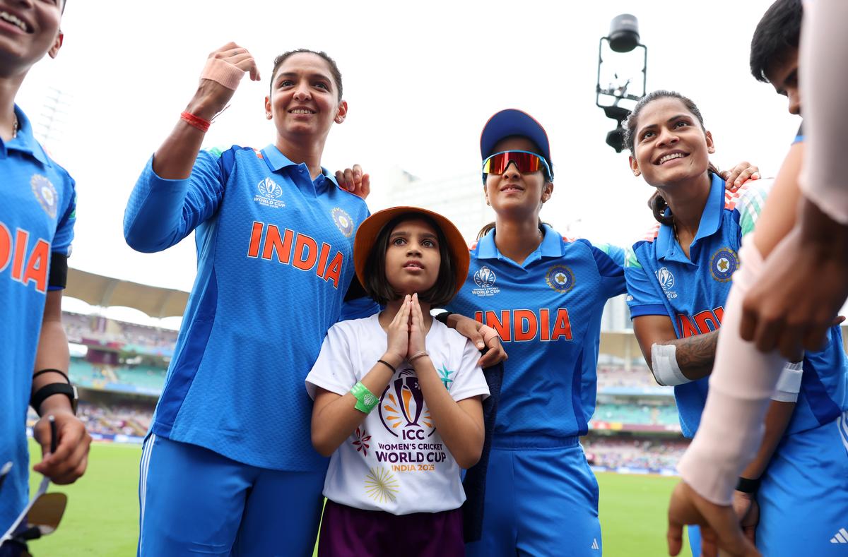 Antes da semifinal, Mysha saiu do túnel segurando a mão da capitã australiana, Alyssa Healy. Após os hinos e uma breve conversa com Healy, ela se aproximou do capitão indiano Harmanpreet Kaur pedindo um abraço. Antes da semifinal, Mysha saiu do túnel segurando a mão da capitã australiana, Alyssa Healy. Após os hinos e uma breve conversa com Healy, ela se aproximou do capitão indiano Harmanpreet Kaur pedindo um abraço.