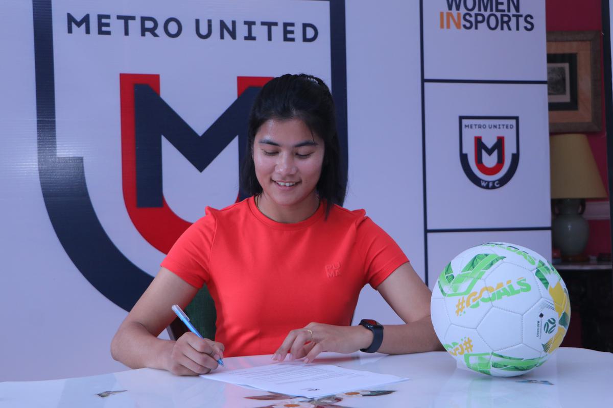 Panthoi Chanu signing the contract with Metro United. 