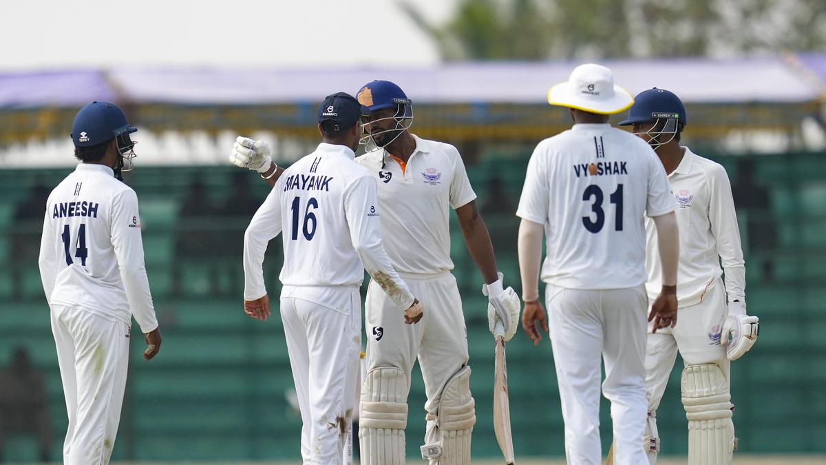 Jammu & Kashmir captain Paras Dogra headbutts KV Aneesh during Ranji Trophy final vs Karnataka