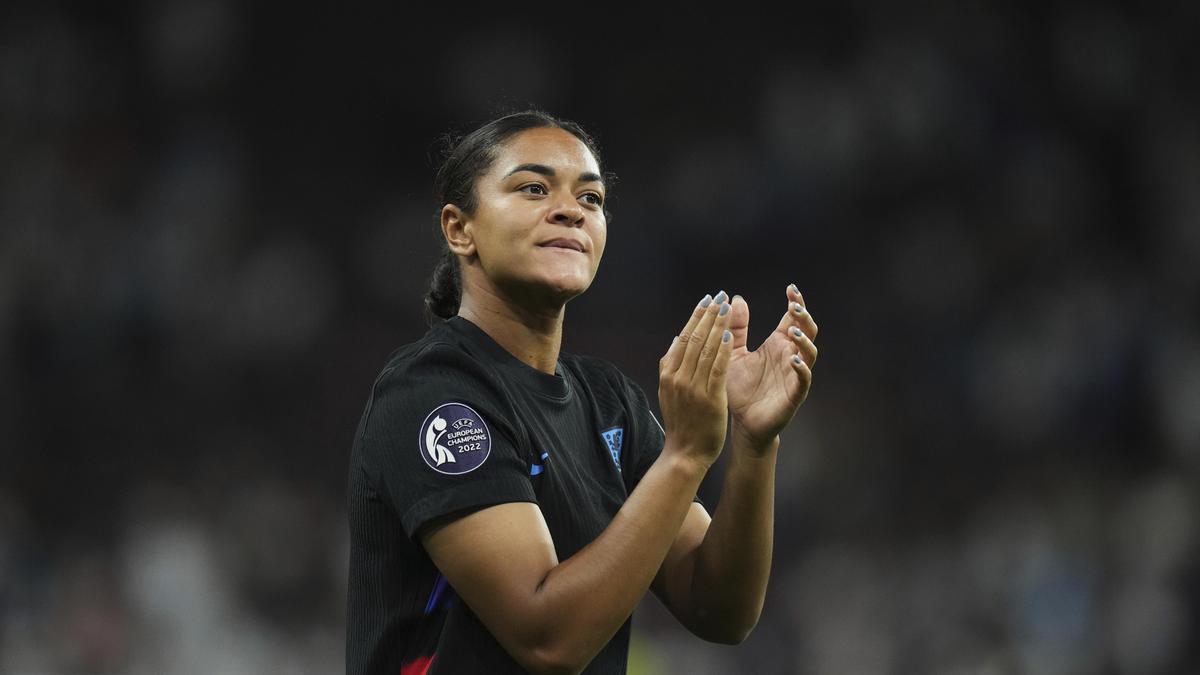 Un homme suspendu pour avoir abusé du défenseur anglais Jess Carter sur TikTok