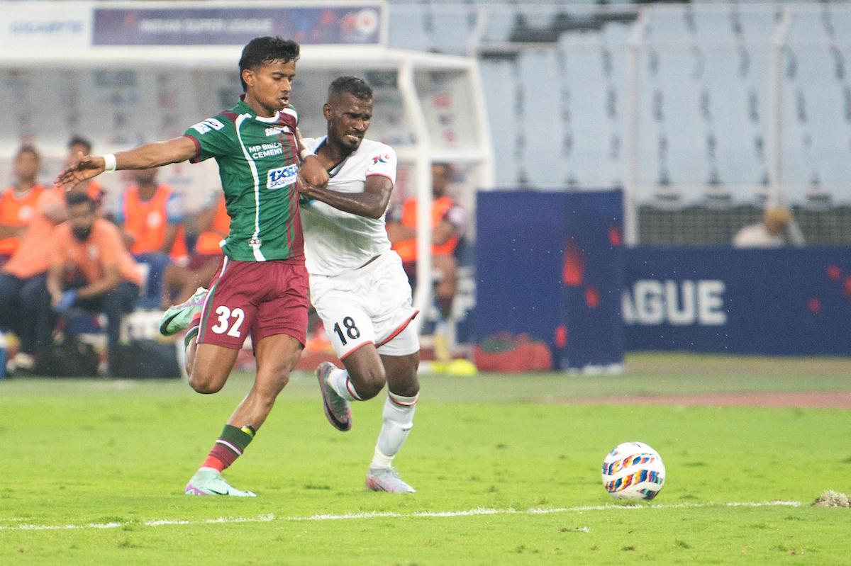 Dippendu Biswas (L) z Mohun Bagan Super Giants a Jithin MS z Northeast United FC počas sezóny Indian Super League (ISL) 2023-24.