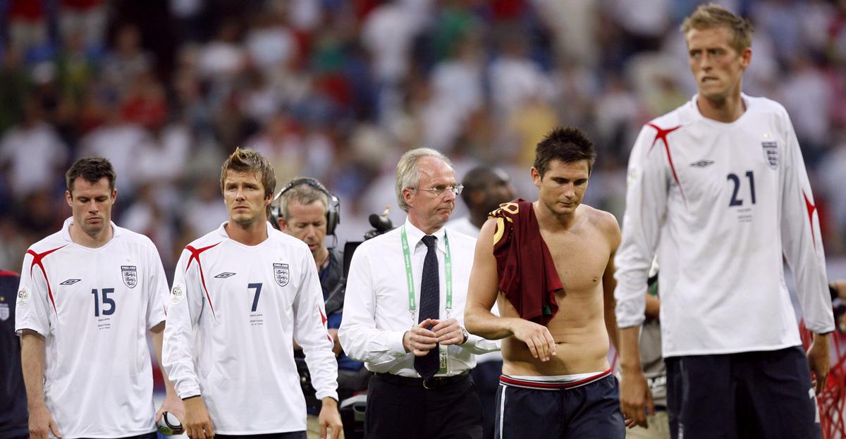 (From) Anglický obhajca Jamie Carragher, záložník David Beckham, švédsky hlavný tréner anglického tímu Sven-Goran Eriksson, záložník Frank Lampard a Forward Peter Crouch vyzerá na konci svetového pohára v roku 2006 Final Football Game v roku 2006. 