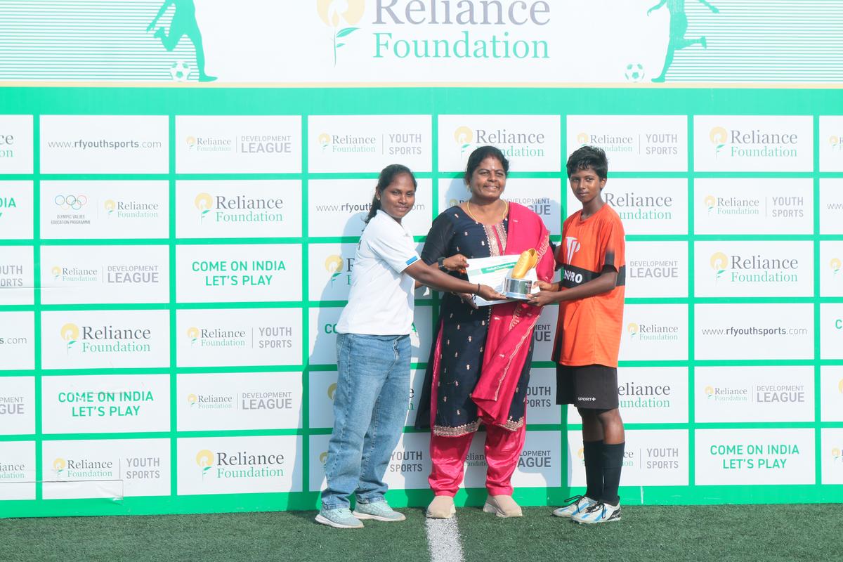 Dharshini, vpravo, najlepšie strelil v RFYS lige s 23 gólmi.