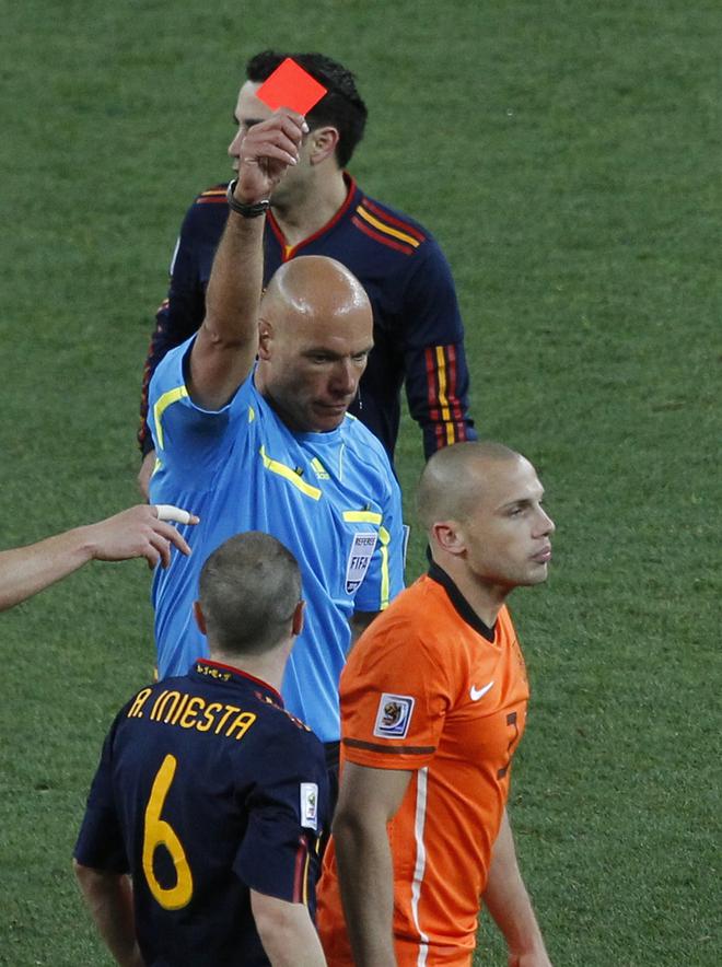 Netherlands’ John Heitinga (R) receives a red card from referee Howard Webb of England after a foul on Spain’s Andres Iniesta during the 2010 World Cup final soccer match at Soccer City stadium in Johannesburg July 11, 2010. 