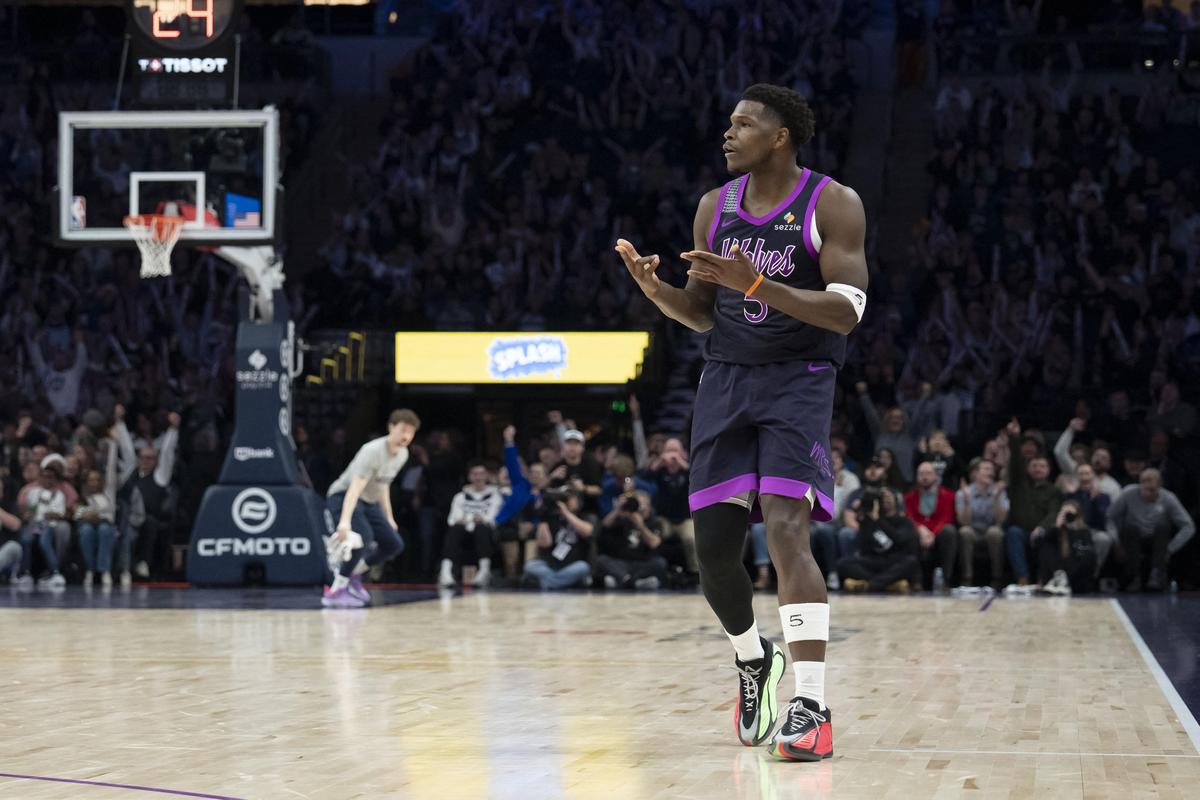 O armador do Minnesota Timberwolves, Anthony Edwards (5), comemora o arremesso de três pontos contra o Milwaukee Bucks.