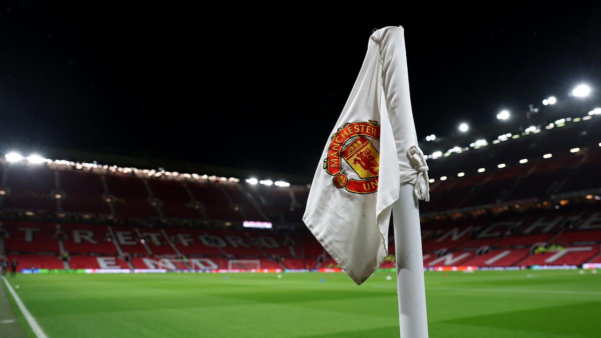 Manchester United deems its financial losses ’not sustainable’ and defends midseason ticket price hikes