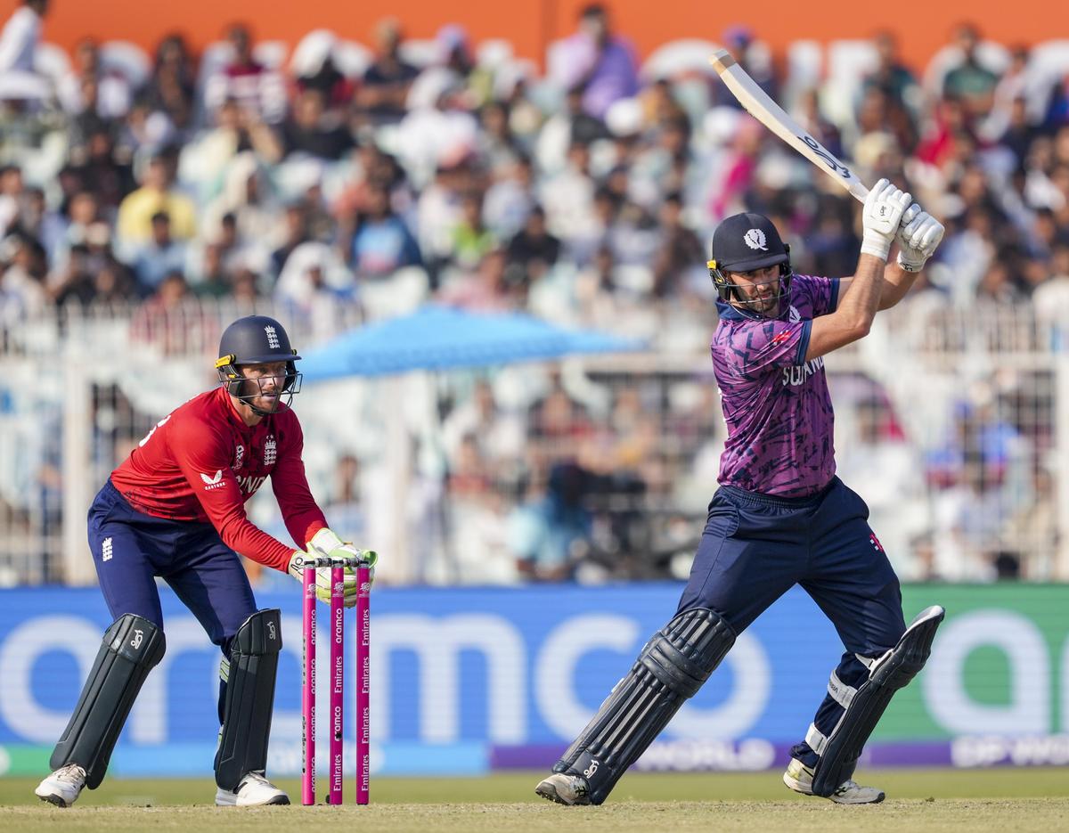 O escocês Tom Bruce dá um chute durante a partida de críquete masculina T20 da Copa do Mundo de 2026 da ICC entre Inglaterra e Escócia. 