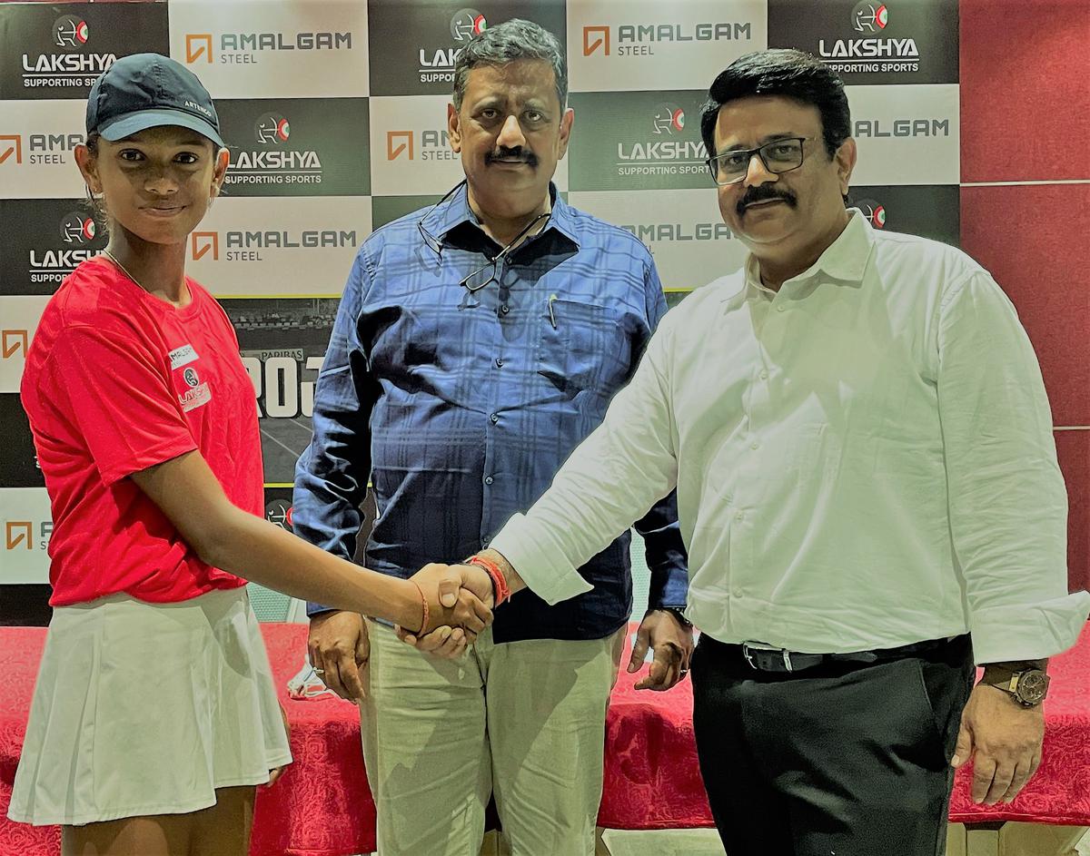 Maaya Rajeshwaran with Sunder Iyer of Lakshya Sports and
Vijay Pandey of Amalgam Steel at the launch of Project Grand Slam in
Pune.