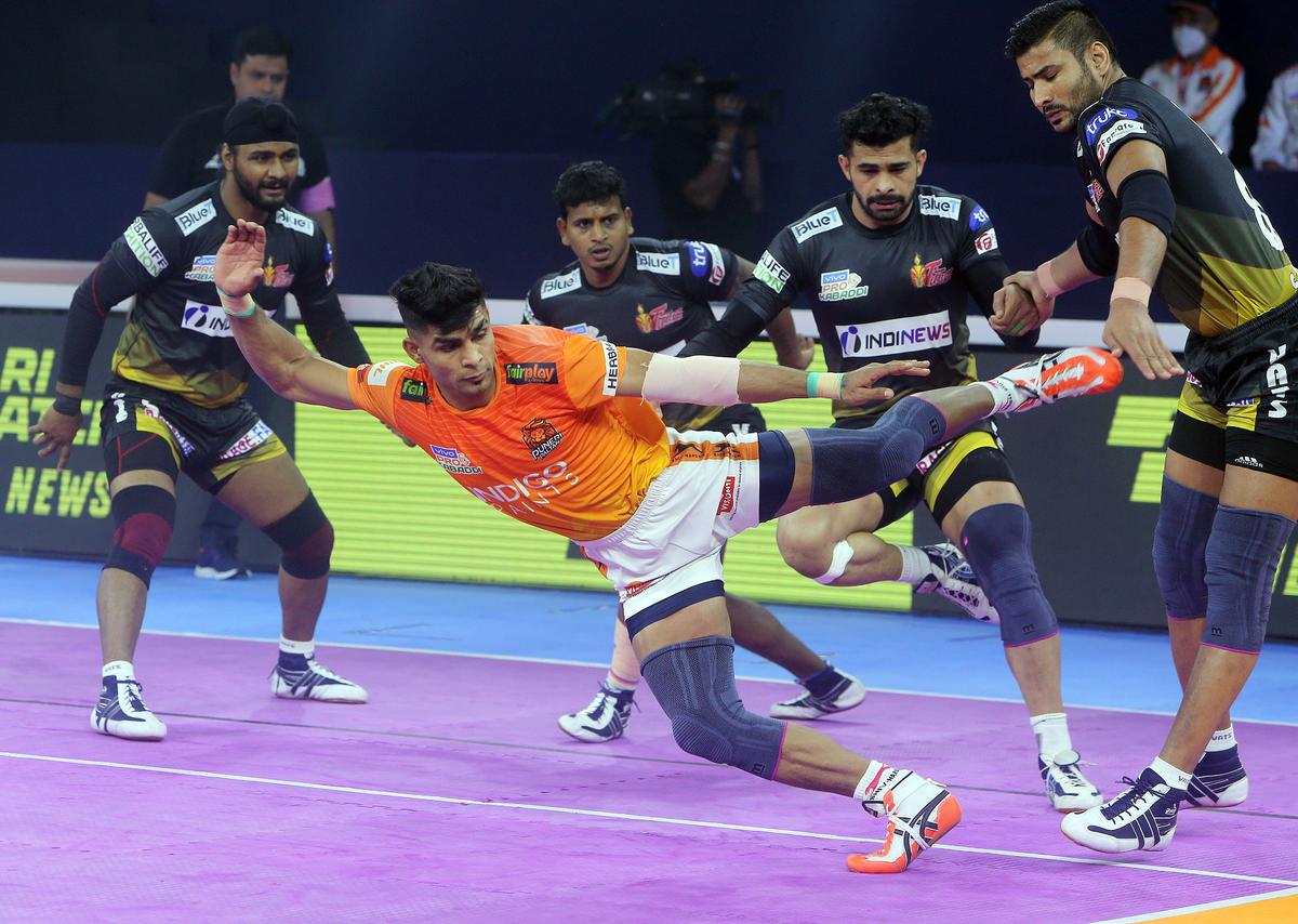 FILE PHOTO: Puneri Paltan’s Aslam Inamdar (orange jersey).