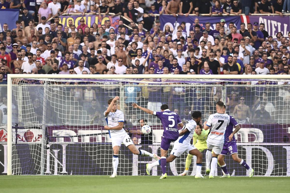 Fiorentina’s Giacomo Bonaventura, second left, scores the side’s first goal of the match during the Serie A match between Fiorentina and Atalanta at the Artemio Franchi stadium in Florence, Italy.