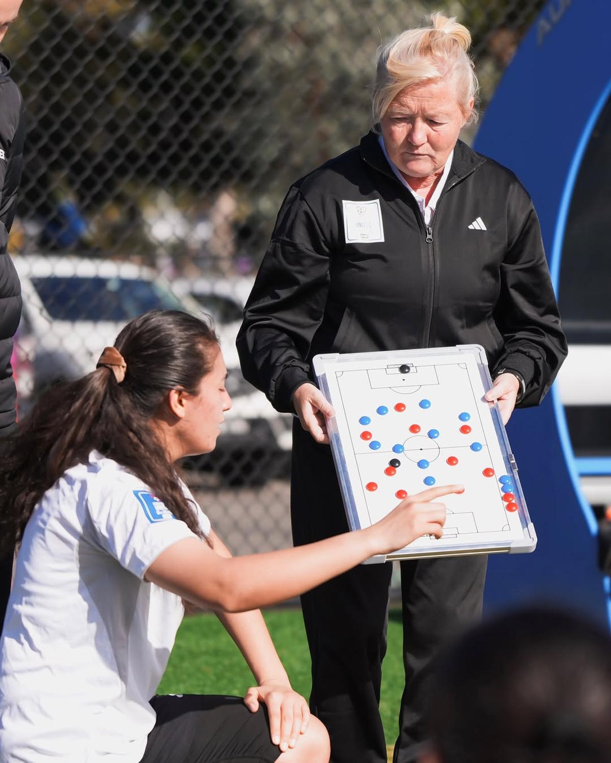 Pauline Hamill bola v máji vymenovaná za trénera utečeneckého tímu afganských žien.