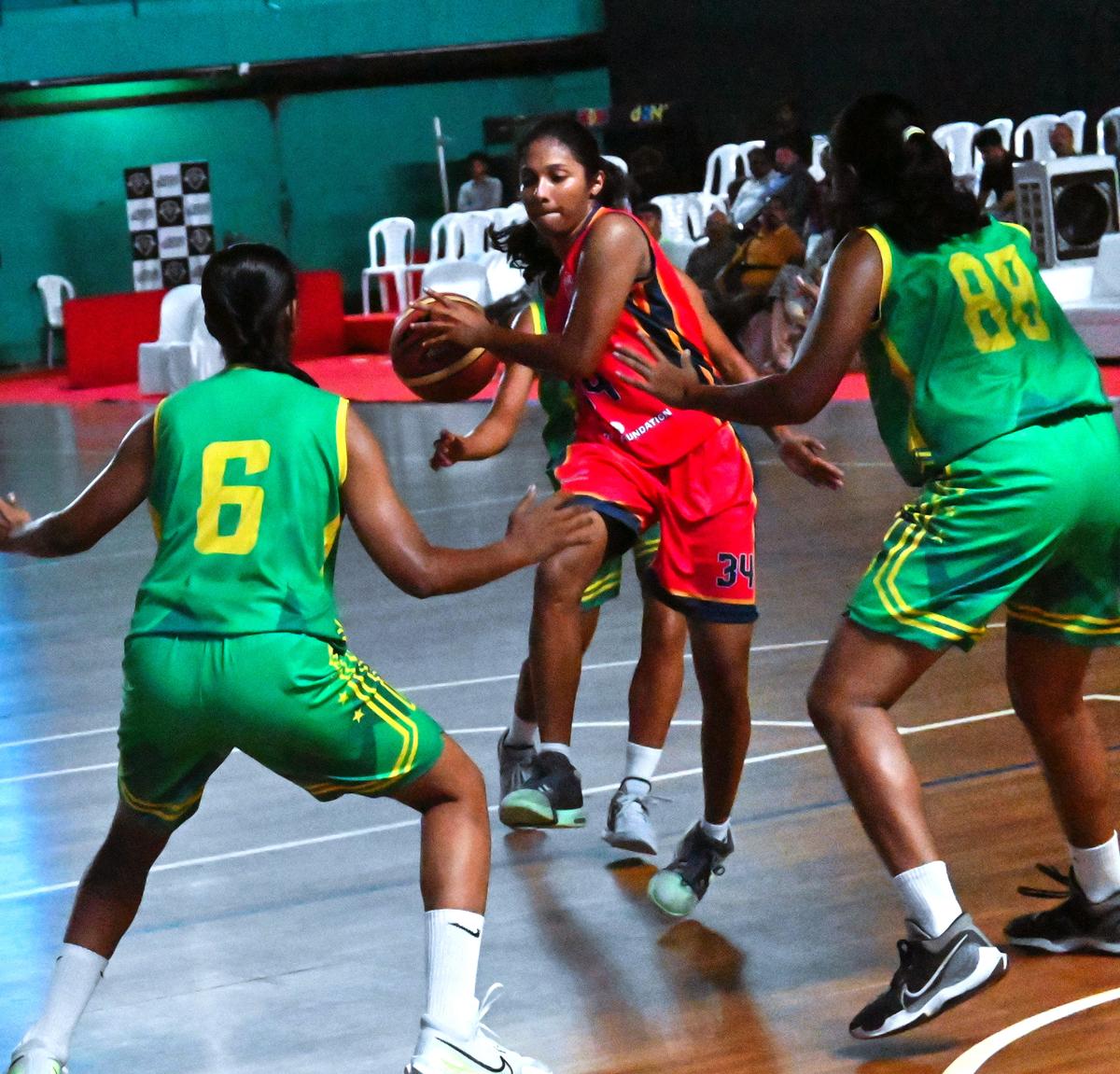 Olivia Shaibu (middle, jersey No. 34) nicely supported Amrutha as Alappuzha pulled off a narrow win over Thrissur. 