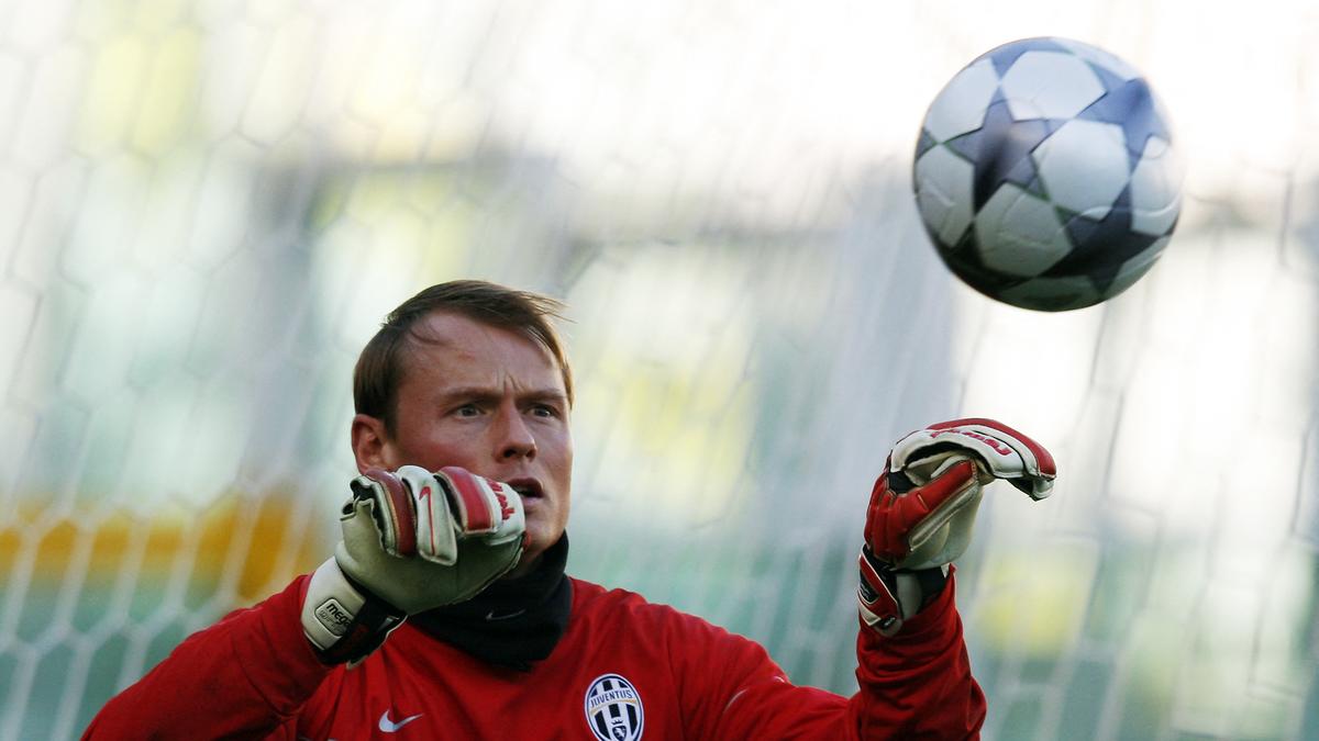 Manninger, l’ancien gardien de l’Autriche, est décédé à l’âge de 48 ans des suites d’une collision entre une voiture et un train.