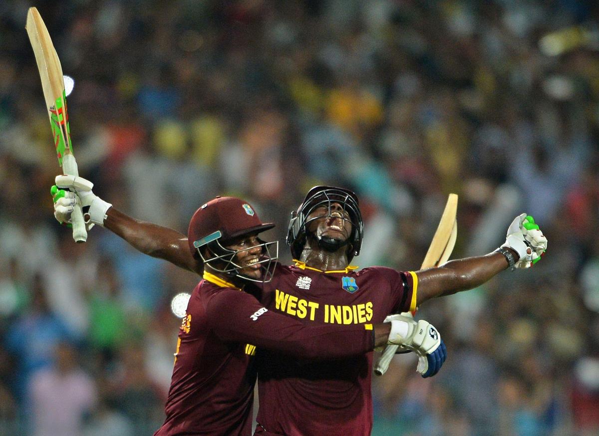 Carlos Brathwaite y Marlon Samuels, de las Indias Occidentales, celebran la victoria durante la final mundial T20 contra Inglaterra en el estadio Eden Gardens de Calcuta.