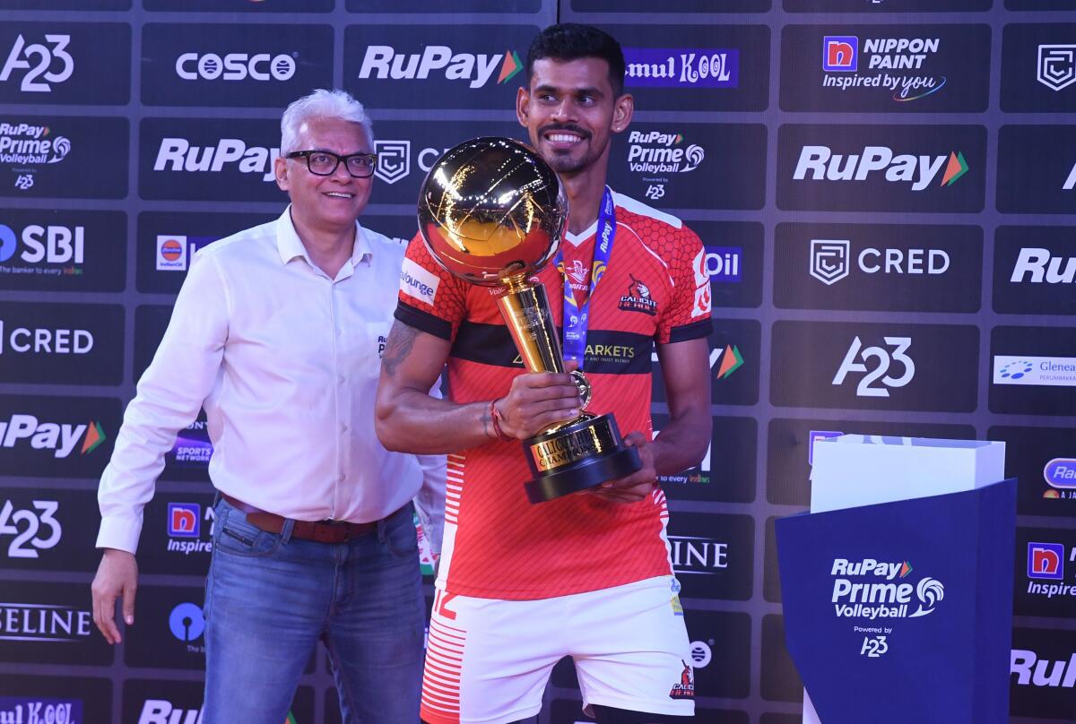 Jerome Vinith captain of Calicut Heroes with the Prime Volleyball League Trophy in Chennai on Thursday. 